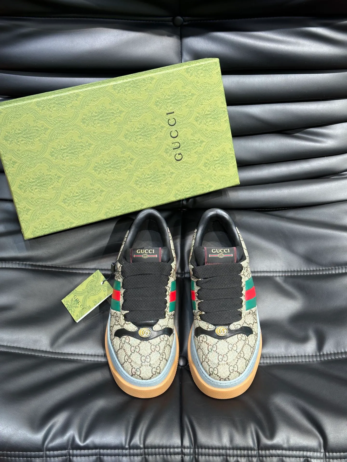 Men's men's shoes 💰p500 "GUCC*" Screener series 👫 Couple style GG thick-soled sneakers, the Screener series is inspired by the classic sneakers of the 1970s, cleverly incorporating the retro Gucci logo, two-color waterproof platform soles, and 5CM thick soles to enhance the aura, conveying the new design concept that a single product should be permanently accompanied by the passage of time, creating a retro distressed effect, decorated with metallic double G oval enamel details! High-quality, versatile classic items, highly recommended. Size female 35-39, male 38-44